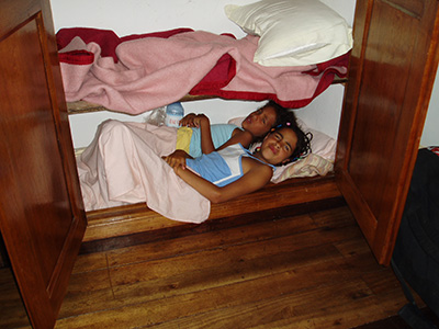 I et forsøg på at sympatisere med de malagasy børnenes dårlige forhold sov de i et skab???